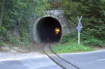 L��V-Diesellok D02-510 f�hrt am 06.September 2006 von Garadna kommend in den Tunnel bei Lillaf�red.