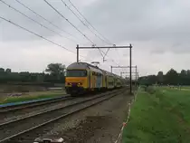 7812 mit Regionalzug 16035 Utrecht CS-Den Bosch bei Houten am 11-6-2010.