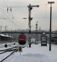 Bei Temperaturen um die -10�C hat 232 569-4 am 19.12.2009 im Bahnhof Altenburg ihren Zug umfahren. Gleich wird sie sich wieder vor den aus 3 n-Wagen und einem y-Wagen bestehenden RE 3630 nach Erfurt setzen.