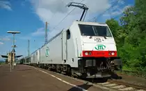 .... kaum war 185 548-5 verschwunden, kam auch schon der n�chste Gast von der ITL vorbei....!:-)
186 138-4 mit 285 104-6 mussten mit ihrem Zug auch eine kleine Pause auf Gleis 6 in Eichenberg einlegen...!
Aufgenommen am 13.06.2010