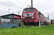 216 067 steht auf der Scheibe in Koblenz/L�tzel am 17.06.2010 von der gr�nen Wiese aus gesehen vor dem Eingang