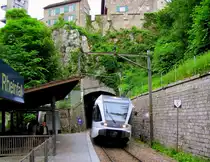 SBB-Thurbo 526 790-1  Zihlschlacht-Sitterdorf  als S 33 von Schaffhausen nach Winterthur, am Hp Schloss Laufen am Rheinfall; 21.06.2010