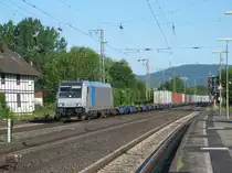Kreiensen: Am 26.06.2010 f�hrt 185 679(Railpool) mit einem Containerzug aus nagelneuen Containerwagen gen S�den.