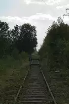 Seit 1998 ist hier Schluss. Hinter mir verlief bis dahin die KBS 221e, die sogenannte Gummibahn von Oldenburg(Oldb) nach Brake(Unterweser). 
Der Name Gummibahn kommt daher, dass die Strecke durch das Moor f�hrte und die Gleise beim Befahren nachgaben, sodass die Z�ge  wie auf Gummi  fuhren.