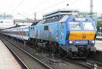 Die MaK DE 2700-03 der NOB steht mit einem Zug nach Westerland abfahrbereit in Hamburg Altona am 29.06.2010