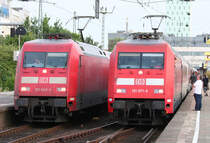 Die 101 071-9 mit einem verspteten AZ und 101 045-3 mit einen IC stehen in Hamburg Altona am 29.06.2010
