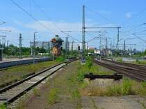 Gleisvorfeld mit dem alten Wasserturm in Halle (S) Hbf; 29.06.2010