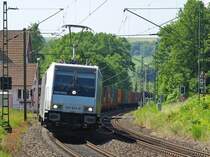 185 683-0 mit Containerzug in Fahrtrichtung Norden bei Albungen. Aufgenommen am 22.06.2010.