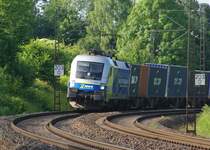 182 911-8 / 1116 911-7 mit Containerzug in Fahrtrichtung Norden. Aufgenommen am 22.06.2010 kurz hinter Eschwege West.