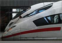 Ein ICE 3 mit  Galionsfigur  und ein ICE-T im Münchener Hauptbahnhof. 

26.6.2010 (J)