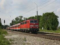 Die 111 034 am 25.06.2010 mit einem Berufspendler RE nach Salzilassing bei der Durchfahrt in Aling.  