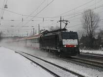 Die ES 64 F4-090 am 19.12.2009 mit einem Brenner EC bei der Durchfahrt in Brixlegg. 