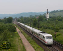401 177  Basel  als ICE 277 (Berlin Ostbahnhof - Interlaken Ost) am 2. Juni 2010 bei Denzlingen.