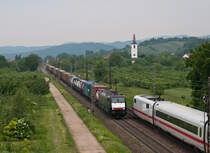 Whrend 189 286-8 ihren DGS 40103 (Rotterdam Waalhaven - Melzo) gen Sden zieht, trifft sie auf den mit  Ruhr 2010  Aufklebern versehenen ICE 401 010-4  Gelsenkirchen , der als ICE 870 (Basel SBB-Berlin Ostbahnhof) gerade Denzlingen durchfhrt. 2. Juni 2010.
