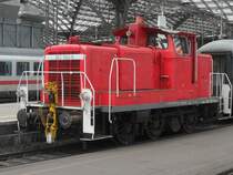 362 582-9 stand am 3.7.10 im Klner Hbf und schleppte auf Gleis 7 einen liegen gebliebenen IC ab.