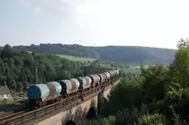 185 xxx R4C mit einer Kesselwagen-Sonderleistung auf dem Bekeviadukt in Altenbeken, 4.7.2010