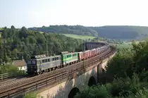 DP 55 und DP 54 �berquerten mit dem Zememtklinker-Zug aus Geseke den Bekeviadukt in Altenbeken, 4.7.2010.