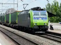 bls - 485 017-8 bei der Durchfahrt im Bahnhof Herzogenbuchsee am 22.05.2010