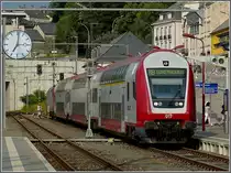 Mit einigen Minuten Versp�tung f�hrt am 29.06.10 die RB 3217 in den Endbahnhof Wiltz ein, w�hrend die Anzeige schon f�r die Retourfahrt nach Luxemburg Stadt umgeschaltet ist. (Hans)