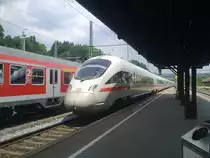 Der ICE 1707 nach M�nchen, durchfuhr am 30.6.10 den Bahnhof Kronach in Richtung Lichtenfels.