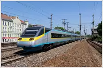 EC 73 von Prag nach Wiener Neustadt mit 681 007 an der Spitze am 6.6.2010 bei der Durchfahrt der S-Bahn Station Wien Atzgersdorf.