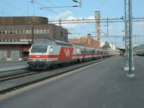 IC-Zug Oulu - Helsinki am 06.09.2002 mit Lok Sr2 3222 in Tampere. Dieser Zug besteht gemischt aus IC1-Wagen, einst�ckig, und IC2-Wagen, doppelst�ckig.