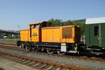 Am 22.05.10 wartet 106 992-1 mit einem Bghw im Bahnhof Aue auf Ausfahrt nach Schwarzenberg.(Aufgenommen vom Bahnsteig)