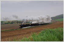 52 100 und 52.4984 mit ihrem SREX 16170 von Korneuburg auf der Fahrt nach Ernstbrunn am 2.5.2010 kurz nach der Ausfahrt aus Wetzleinsdorf auf dem Weg zum Dritten Oldtimertreffen auf Schiene und Stra�e in Ernstbrunn. 