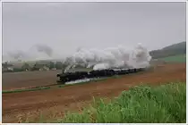 52 100 und 52.4984 mit ihrem SREX 16170 von Korneuburg auf der Fahrt nach Ernstbrunn am 2.5.2010 kurz nach der Ausfahrt aus Wetzleinsdorf auf dem Weg zum Dritten Oldtimertreffen auf Schiene und Stra�e in Ernstbrunn. 