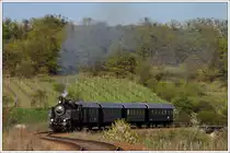93.1420 am 22.4.2010 mit einem Fotopersonenzug in den Weinbergen n�rdlich von Retz aufgenommen.
