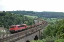 155 039-1 �berquerte mit diesem aus Flachwagen bestehendem G�terzug den Bekeviadukt in Altenbeken, 05.07.2010.