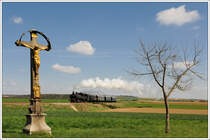 Einer der klassischen Stellen an der Strecke Retz-Drosendorf – das Wegkreuz n�chst Plei�ing. 93.1420 am Vormittag des 22.4.2010 mit ihrem Fotoperser von Retz nach Drosendorf.