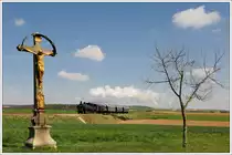 Einer der klassischen Stellen an der Strecke Retz-Drosendorf – das Wegkreuz n�chst Plei�ing. 93.1420 am Vormittag des 22.4.2010 mit ihrem Fotoperser von Retz nach Drosendorf.