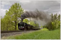 Mit Volldampf �ber die Schiefe Ebene nach Marktschorgast. Tja, eine 50ger mit gro�en Wagner Blechen ist schon eine feine Sache. Als Vorspann vor 41 018 nimmt sie hier bei km 77,8 die Schiefe Ebene am 23.5.2010 von Neuenmarkt-Wirsberg nach Marktschorgast in Angriff. Auch der Sound war geil ;-) . Als Schublok war 58 311 eingeteilt.