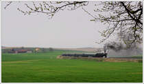78 618 am 21.4.2010 mit einem Fotopersonenzug von Ried im Innkreis n�chst Oberbrunn aufgenommen.