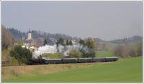 Fotopersonenzug SLP 19439 von Attnang-Puchheim nach Hausruck, bespannt mit �GEG 78 618, am 21.4.2010 mit Blick auf Ottnang im Hausruck.