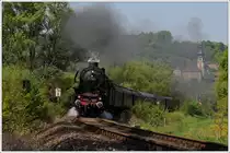 Eine 01 10 ist einfach eine 01 10. 01 1066 mit ihrem Sonderzug aus Stuttgart am 22.5.2010 auf dem Weg zum Schnellzug-Dampflok-Treffen in Neuenmarkt-Wirsberg, anl�sslich des Dampffestivals 2010/175 Jahre Deutsche Eisenbahn, mit Blick auf die Kirche von Trebgast, ca. 5 Minuten vom Zielbahnhof entfernt.