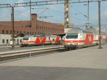 Links Sr2 mit IC2 Oulu - Helsinki und rechts Sr2 3232 mit IC2 Tampere - Pieks�m�ki am 06.09.2002 in Tampere. Die beiden Loks haben unterschiedliche Seitensymbole, V und VR.