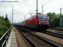 101 013-1 mit einem EC bei der Einfahrt in den Bahnhof H�tteldorf; Richtung St. P�lten, am 10-09-2002
