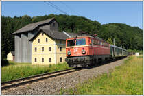 Anl�sslich der Feierlichkeiten 125 Jahre Radkersburgerbahn wurde am 10.7.2010 von Wien Franz-Josefs-Bf aus Sonderzug E 16245 nach Bad Radkersburg in Verkehr gesetzt. Bis Spielfeld-Stra� von der altw�rtigen 1042 041 bespannt, wurde er dort von der neu aufgearbeiteten 2043 005 aus Linz bespannt, die mit Hilfe einiger Leute zu diesem Zweck in die Steiermark gebracht werden konnte, und im Zuge dieser Fahrt auch ihre erste Probefahrt nach der Aufarbeitung mit Bravur absolviert hat. Die Aufnahme zeigt den Zug kurz vor dem Grenzbahnhof Spielfeld-Stra�, noch mit 1042 041 bespannt, bei der Trau�ner M�hle.