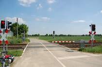 Wieder einer der zahlreichen Feldweg�berg�nge an der Erftbahn zwischen Kapellen und Holzheim. Fr�her waren hier Anrufschranken, die nur bei Bedarf ge�ffnet wurden. Foto 23.5.2010