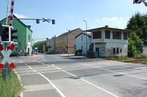 Bahn�bergang mit ehemaligem Befehlsstellwerk Kapellen/Erft. 23.5.2010