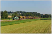 Mein n�chstes Foto entstand dann im Oisnitzgraben, ein paar Meter vor der Haltestelle Oisnitz-St. Josef. Kaum zu glauben, dass an der Stelle voriges Jahr Ende Juli das Wasser fast bis zur Schienenoberkannte stand. Am 12.7.2010 waren �brigens 3 G�terz�ge auf der GKB Unterwegs. Am Bild der zweite G�terzug an diesem Tag, VG 71383 mit einem Schotterganzzug von Graz unterwegs zur Baustelle der Koralmbahn in Wettmannst�tten. Bespannt war der Zug mit 1100.1 (Ex DB 211 170), welche 1961 unter der  Fabriksnummer 30519 von der Firma Henschel gebaut wurde.