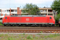 185 083-3 von Odenkirchen kommend in den Rheydter Hauptbahnhof einfahrend.
Hinter sich einen gemischten G�terzug. Foto vom 27.5.2010