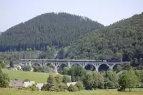 BR 52 8106 �berquerte am 10.07.2010 mit ihrem Sonderzug von Willingen nach Usseln den Willinger Viadukt.