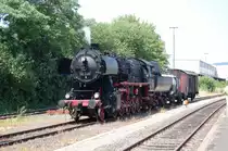 BR 52 8106 auf dem Weg zum Wassernehemen im Bahnhof Korbach, 10.07.2010.