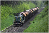 1100.1  Philomena  mit dem Schotterzug VG 73183 am 13.5.2010 bei totalem Schlechtwetter im Kaiserwald zw. Premst�tten-Tobelbad und Lieboch aufgenommen.