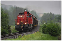 1700.1 mit dem Schotterzug VG 73181 am 13.5.2010 bei totalem Schlechtwetter kurz nach Lannach aufgenommen. Genau in diesem Bogen, hat das Hochwasser Ende Juli 2010 den Bahnschotter weggesp�lt.