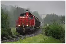 1700.1 mit dem Schotterzug VG 73181 am 13.5.2010 bei totalem Schlechtwetter kurz nach Lannach aufgenommen. Genau in diesem Bogen, hat das Hochwasser Ende Juli 2010 den Bahnschotter weggesp�lt.