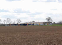 Zwisch Boisheim und D�lken befinden sich jedemenge Bahn�berg�nge an Feldwegen, hier passiert gerade ein ET7 der Eurobahn einen kurz hinter dem Bahnhof Boisheim. Foto 5.4.2010